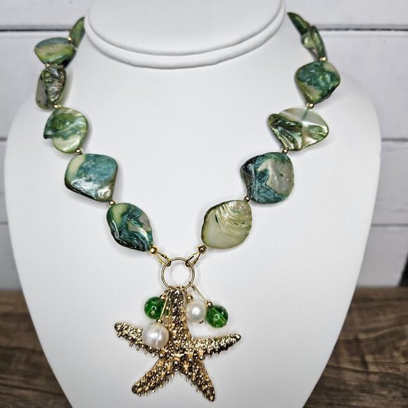 Hand Made Green Boho Chic  Shell with Gold Starfish Pendent Summer Necklace 16" - Picture 2 of 5